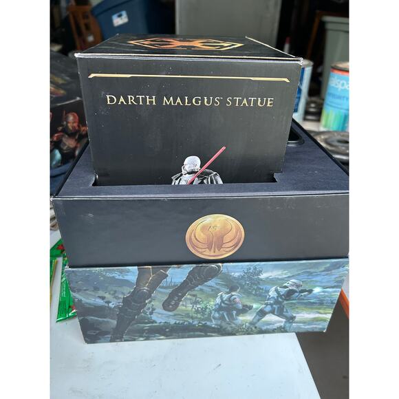 Star Wars*EMPTY BOX* The Old Republic
Darth Malgus Collectors Edition statue box - Picture 9 of 11